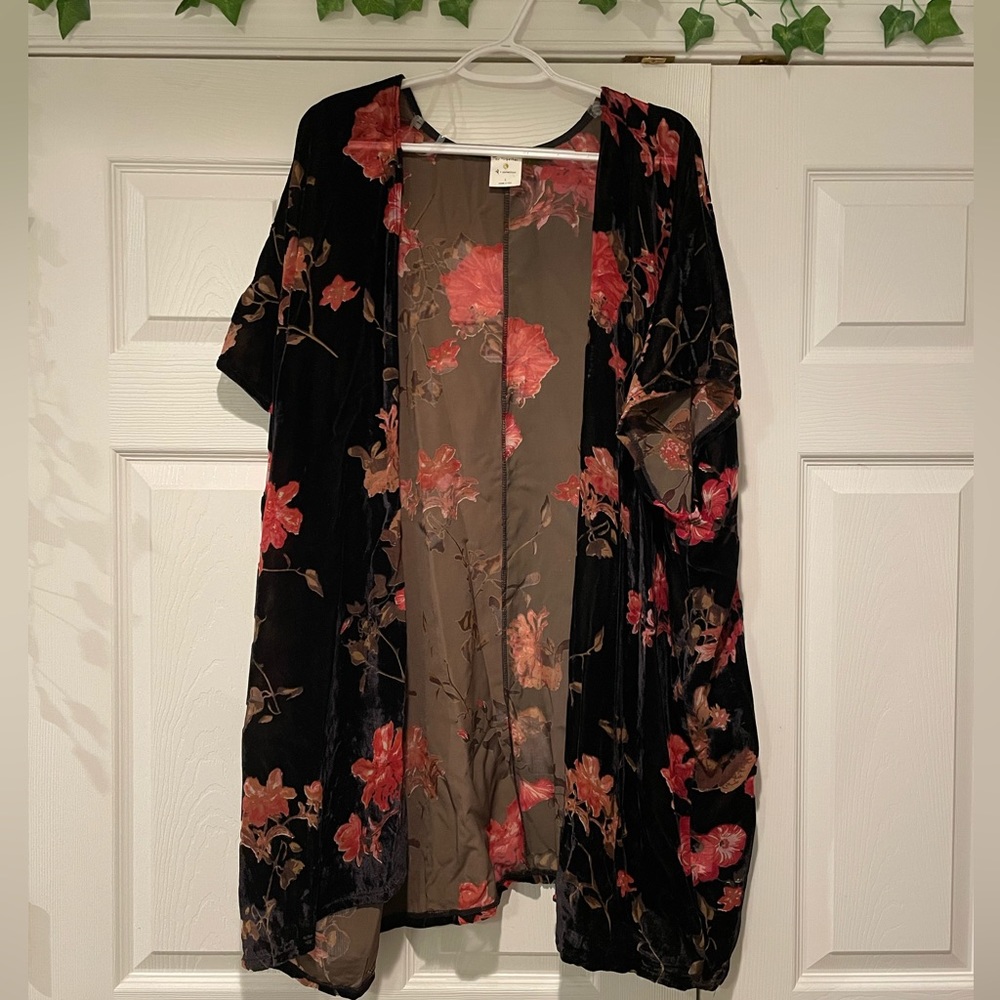 South Moon Under: Brand: By Together this is a floral printed velvet Kimono (L)